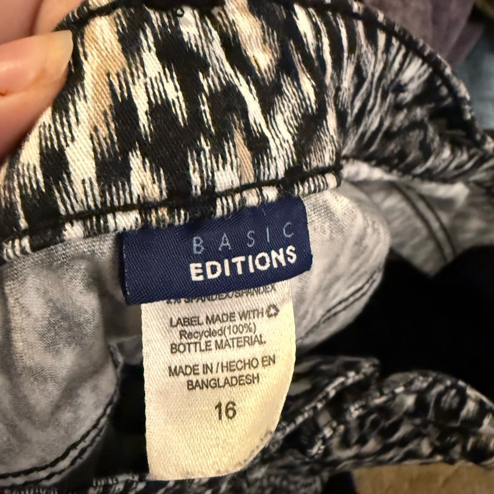 Patterned Capris - Picture 3 of 3